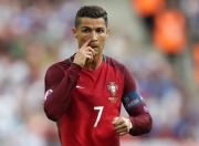 险胜引发热议！，浓眉哥在勇士比赛中战术调整赢得满堂喝彩