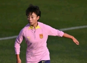 女子足球运动员在比赛中体现出众技艺