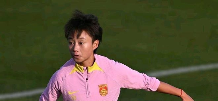 女子足球运动员在比赛中体现出众技艺